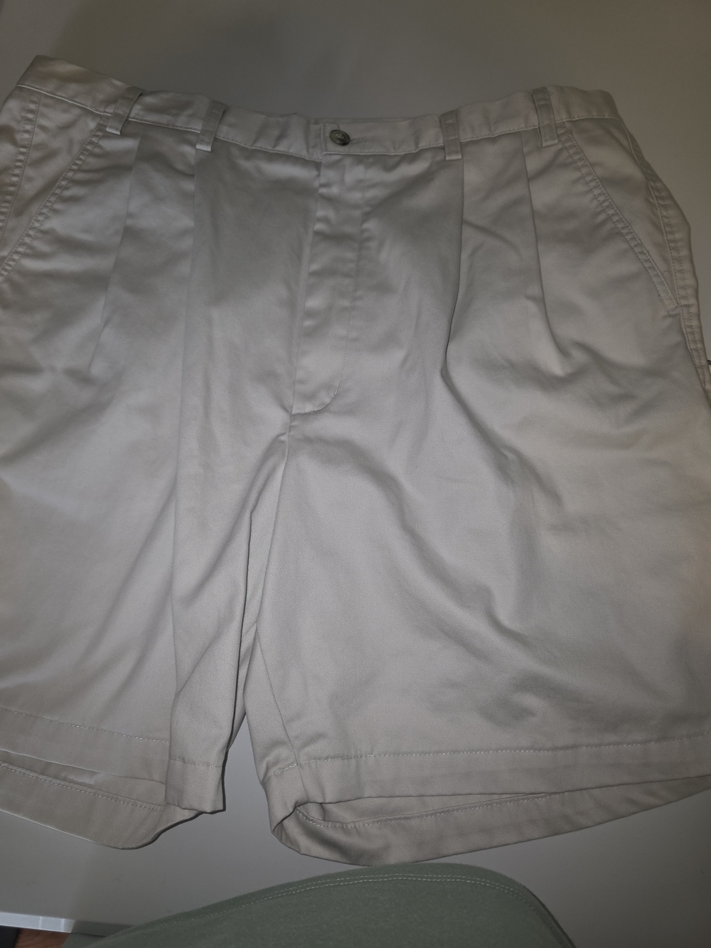 Roundtree & Yorke Men's Cream Pleated Chino Shorts
